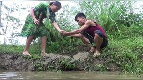 吃瓜现场女生打架,女生激烈打架，场面一度失控