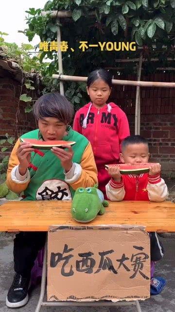 路边吃瓜搞笑视频,笑料百出，网友直呼“太欢乐”