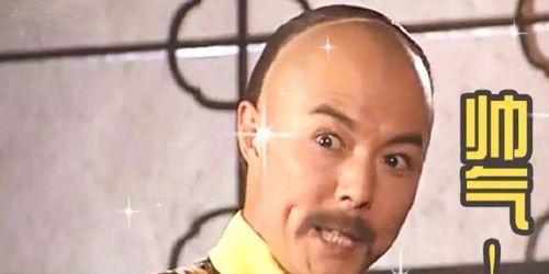 路边吃瓜搞笑视频,笑料百出，网友直呼“太欢乐”